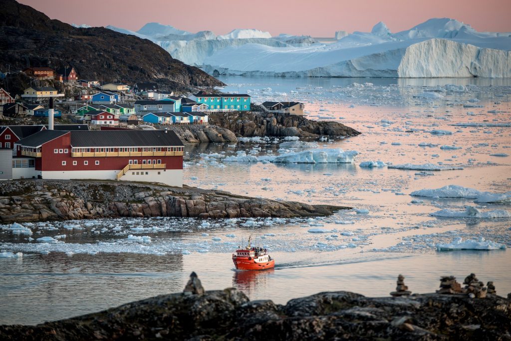 https://aul.gl/wp-content/uploads/2016/11/A-passenger-boat-near-Ilulissat-and-the-ice-fjord-in-Greenland-1024x683-1-1024x683.jpg